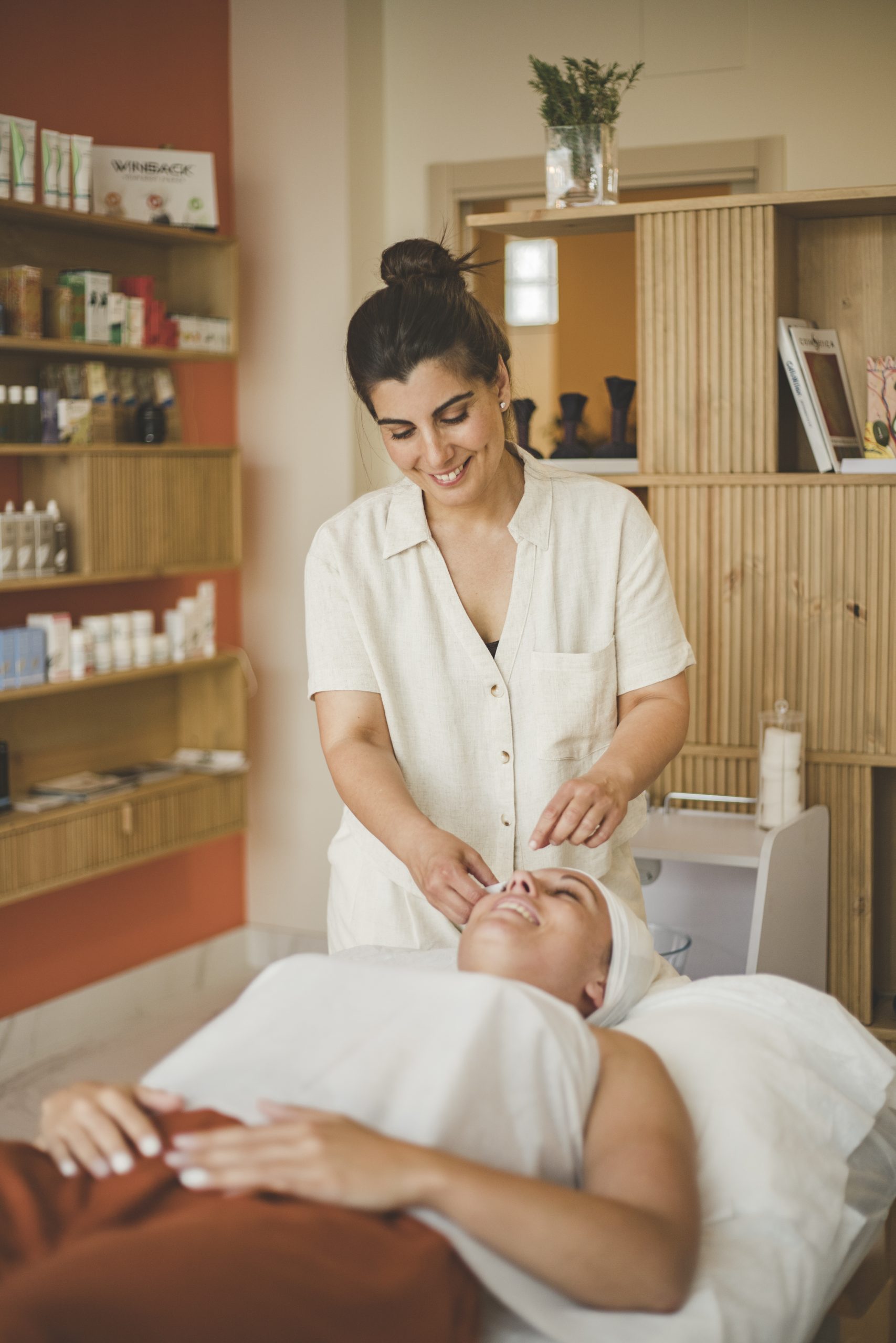 Sonia González, fundadora de Home Estética, en la cabina del centro de Sevilla