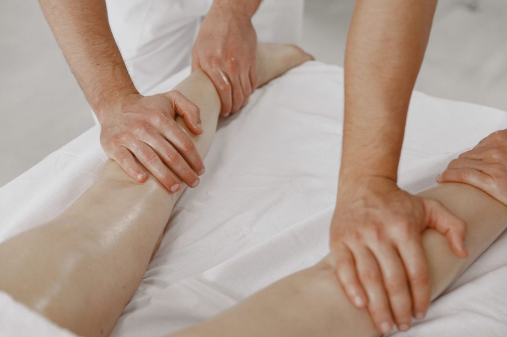 Mujer recibiendo un drenaje detox intensivo con masaje linfático en una cabina de estética