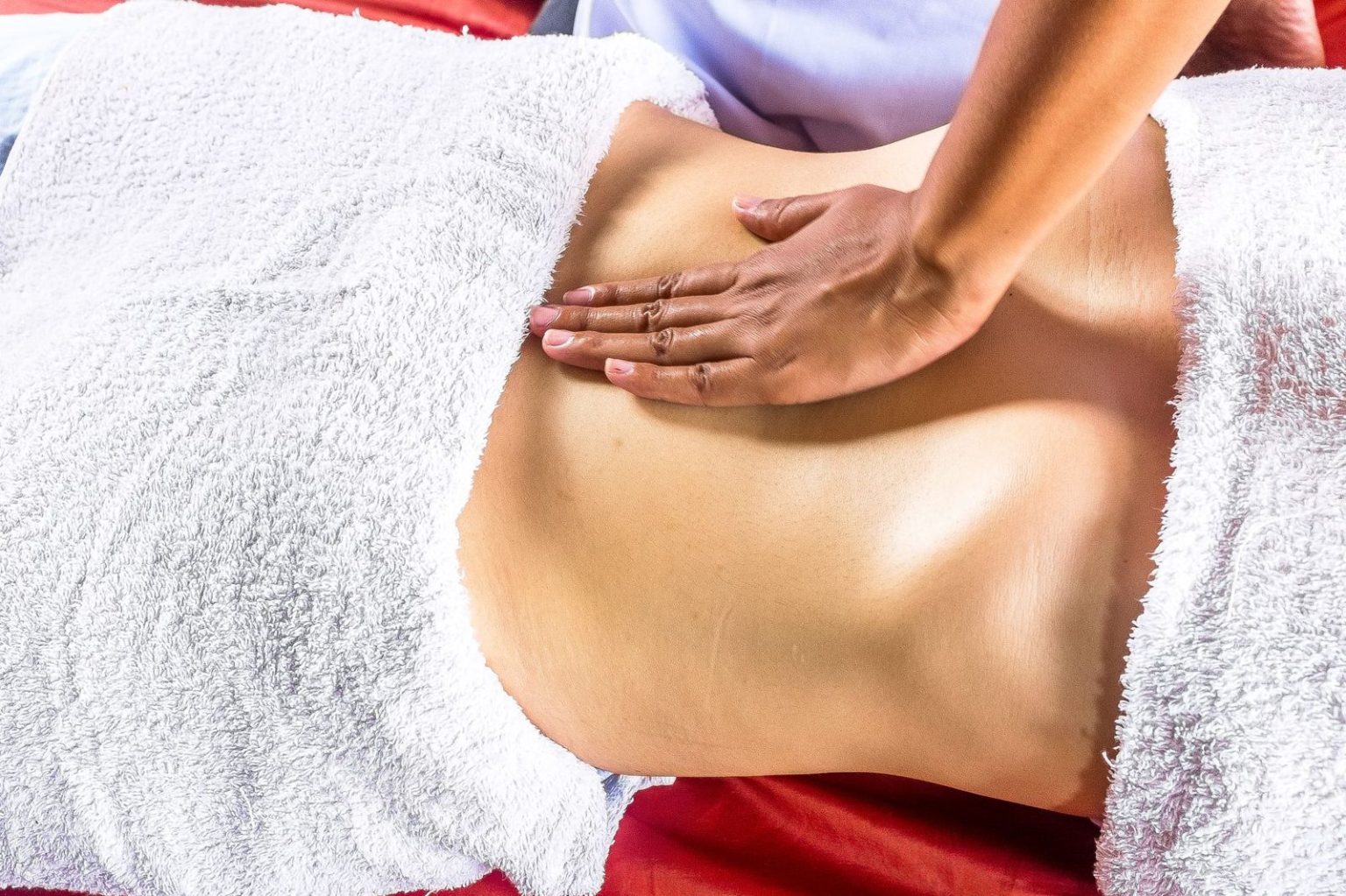 Masaje modelador corporal manual durante una sesión en cabina de estética