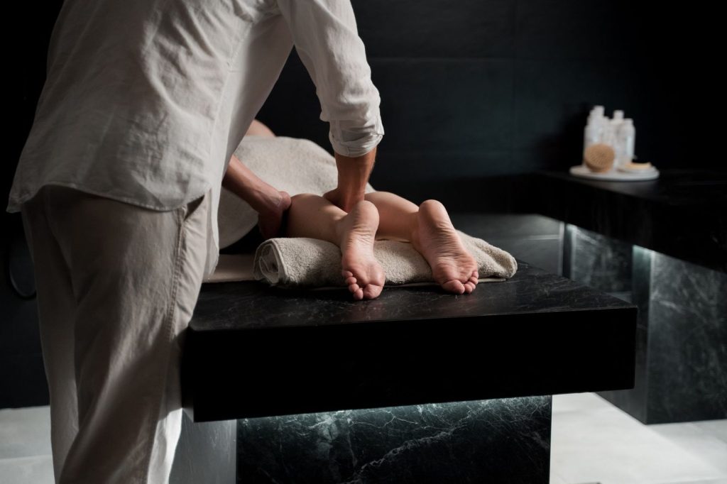 Mujer recibiendo una sesión de relajación profunda con masaje en una cabina de estética