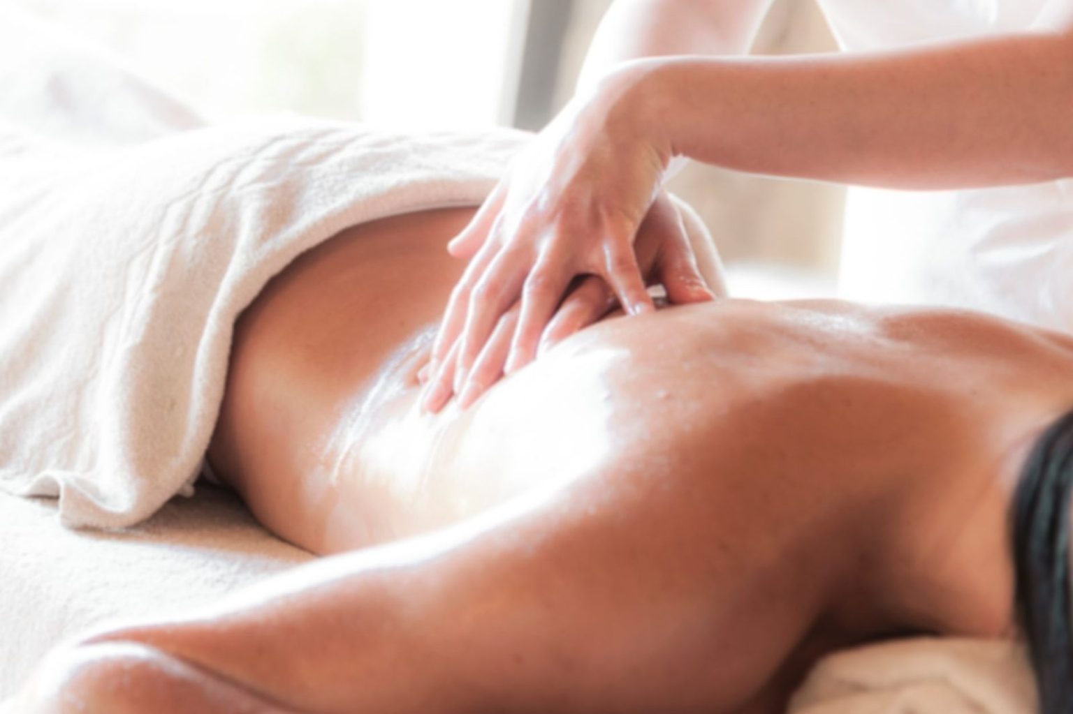 Masaje relajante con aromaterapia durante una sesión de relajación profunda en cabina