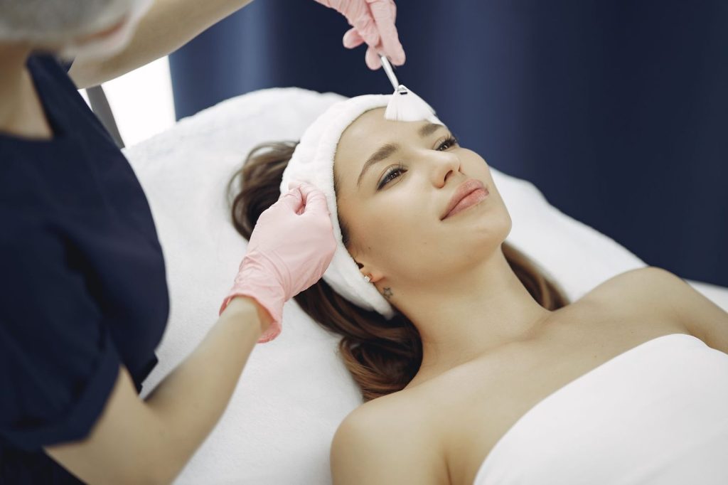 Mujer recibiendo el tratamiento facial 3 Peeling en una cabina de estética