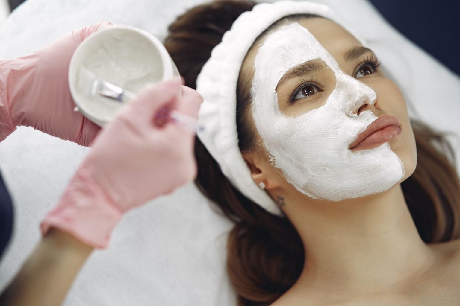 Exfoliación facial durante el tratamiento 3 Peeling en cabina de estética