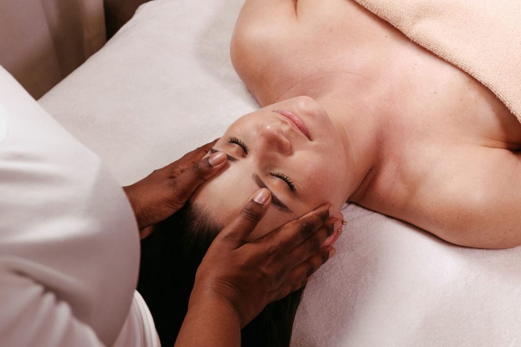Mujer recibiendo el tratamiento de contorno de ojos 360º en una cabina de estética