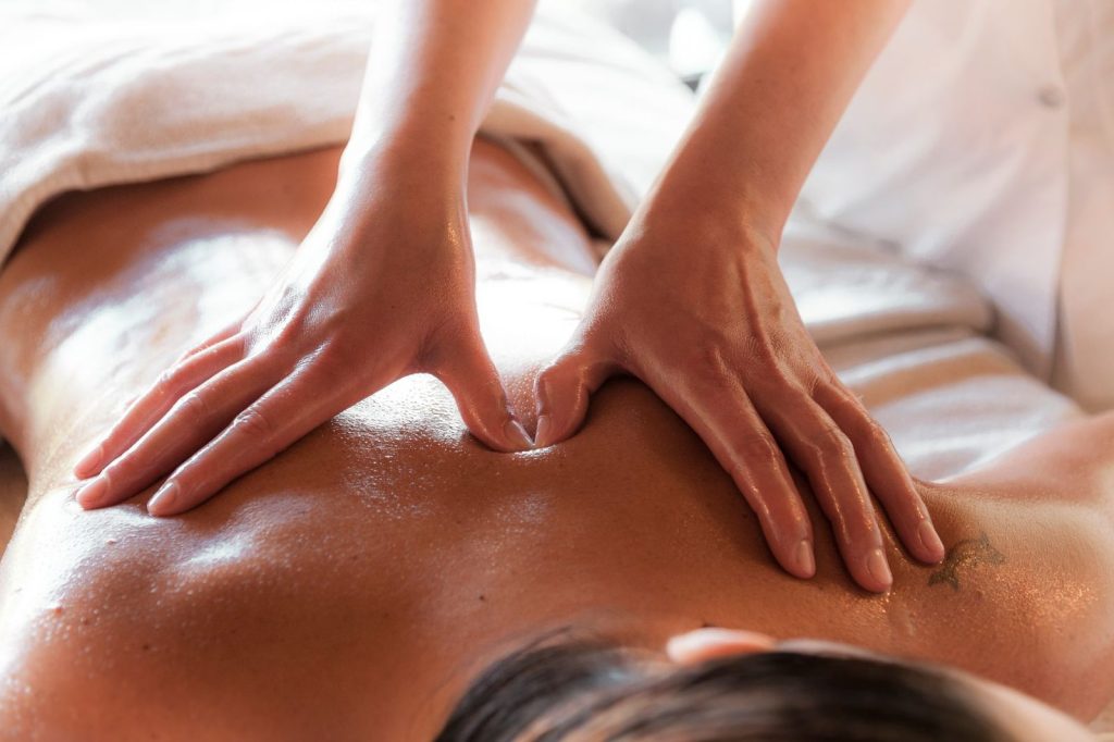 Mujer recibiendo el tratamiento Emo-Detox con masaje ayurveda en una cabina de estética
