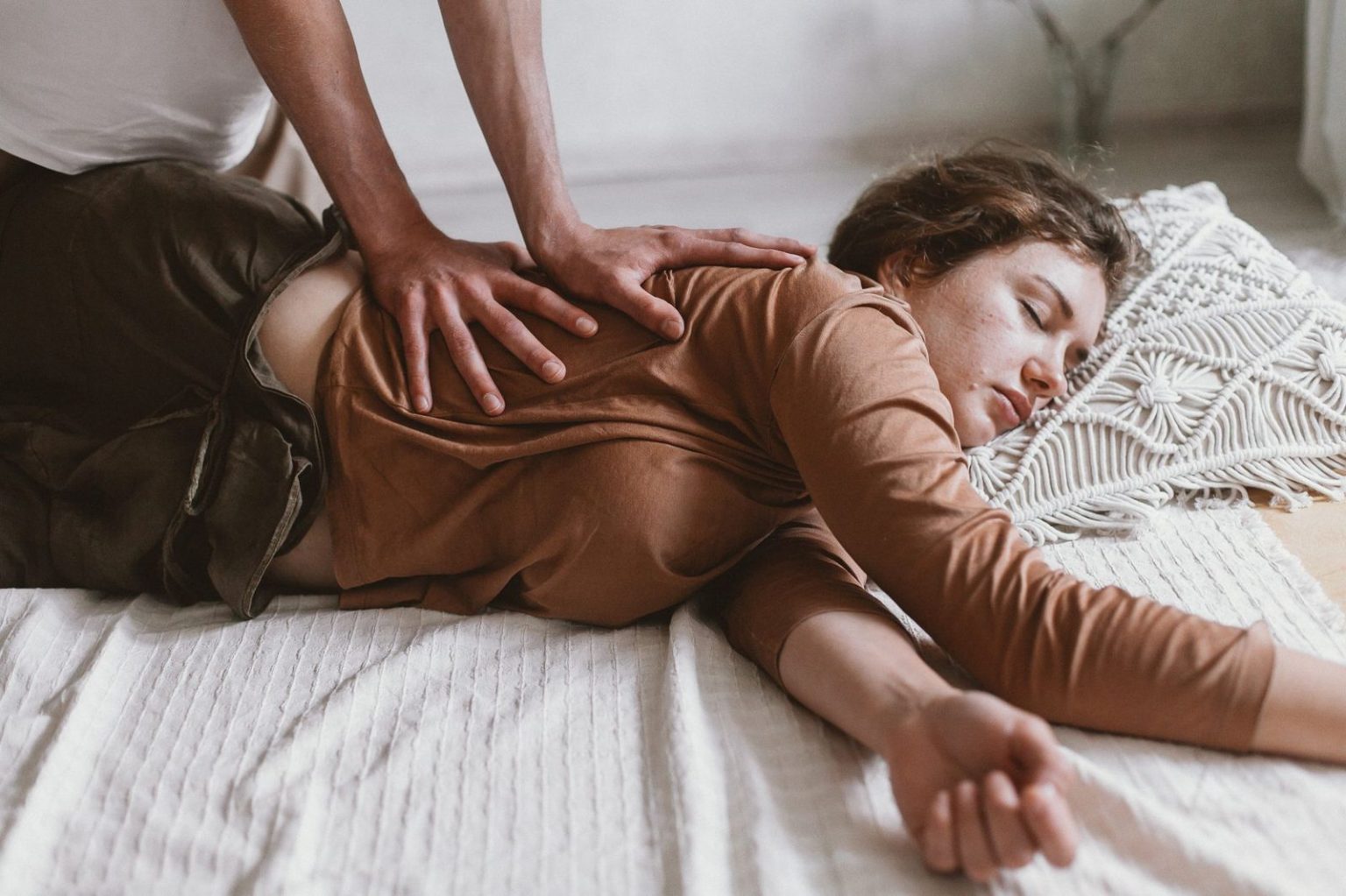 Masaje equilibrador Marma durante el tratamiento Emo-Detox en cabina de estética
