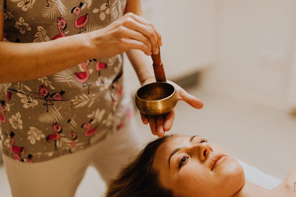Mujer recibiendo el tratamiento Equilibrium con sonoterapia en una cabina de estética