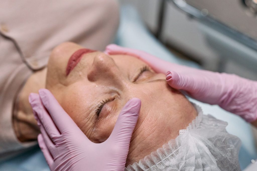 Mujer recibiendo el tratamiento facial Green Filler en una cabina de estética