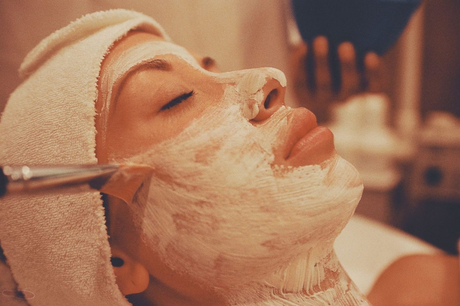 Aplicación de mascarilla facial durante el tratamiento Green Filler en cabina