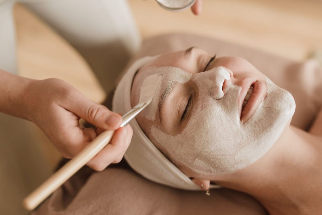 Mujer recibiendo el tratamiento facial hidratante Hydra Repulp en una cabina de estética