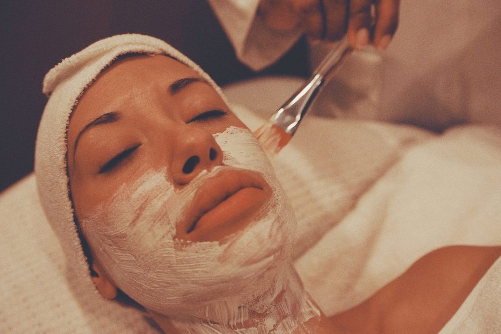 Mujer recibiendo el tratamiento facial nutritivo Nutri Action en una cabina de estética