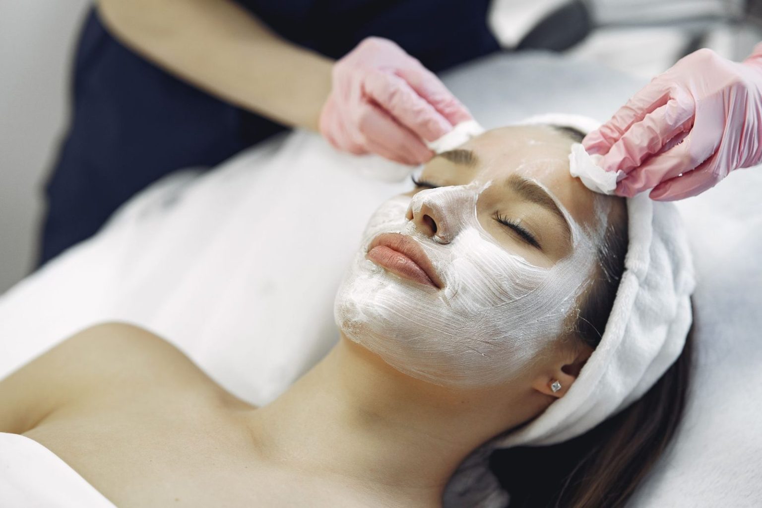 Masaje facial nutritivo durante el tratamiento Nutri Action en cabina