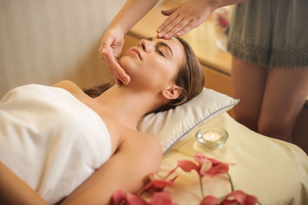 Mujer recibiendo el tratamiento facial detox Pur Aromatics en una cabina de estética