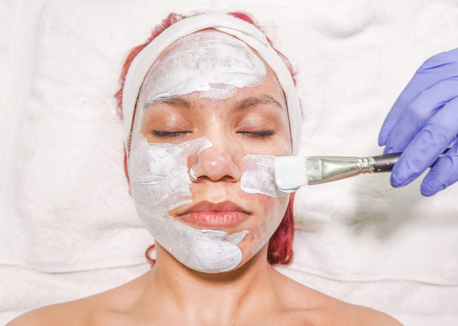 Limpieza facial purificante durante el tratamiento Pur Aromatics en cabina