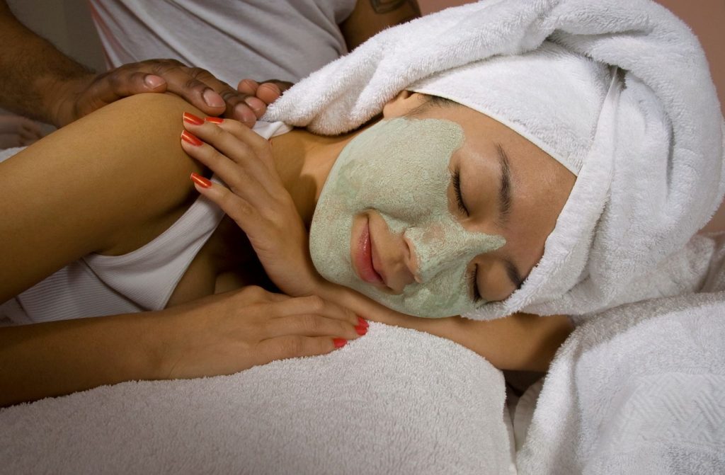 Mujer recibiendo el tratamiento facial calmante Sensibeautics en una cabina de estética