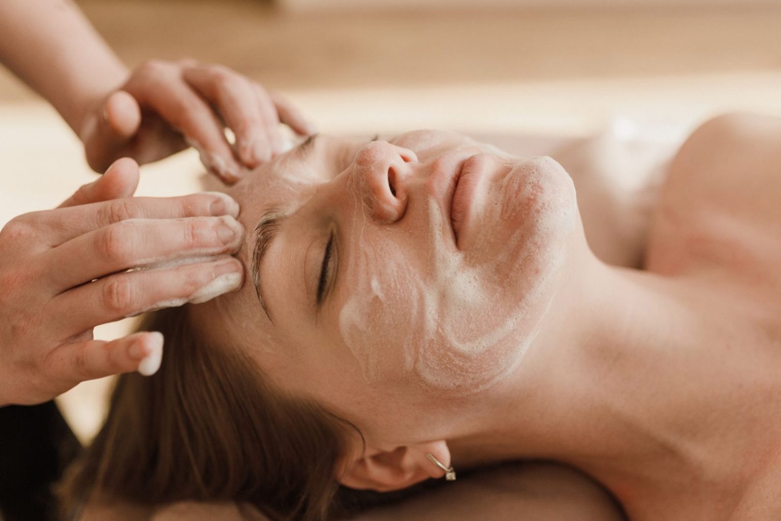 Cuidado facial para piel sensible durante el tratamiento Sensibeautics en cabina