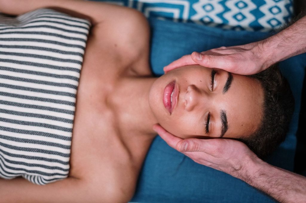 Mujer recibiendo el tratamiento facial antiedad Skinissime en una cabina de estética