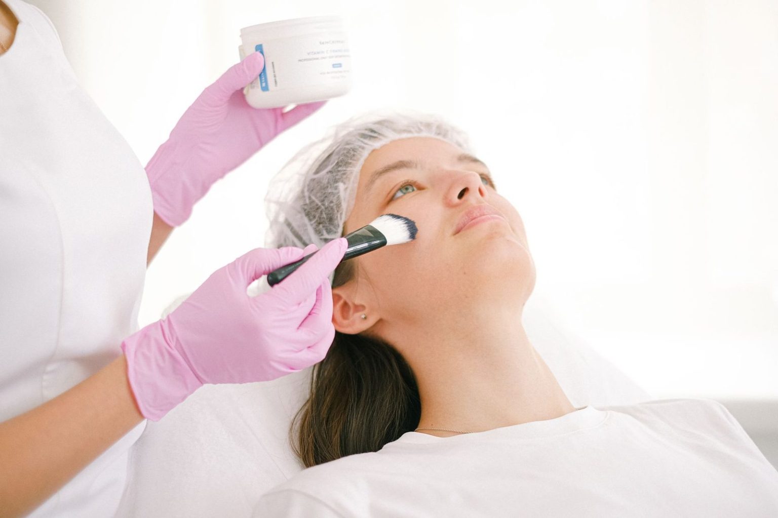 Masaje facial antiedad en rostro, cuello y escote durante el tratamiento Skinissime en cabina